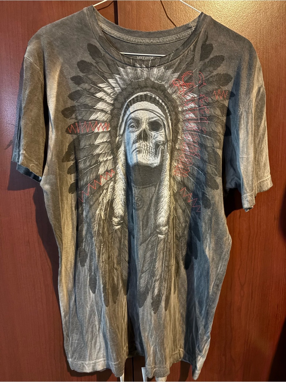 Affliction Men's Distressed Gray Skull Chief Graphic Tee with Red Accents